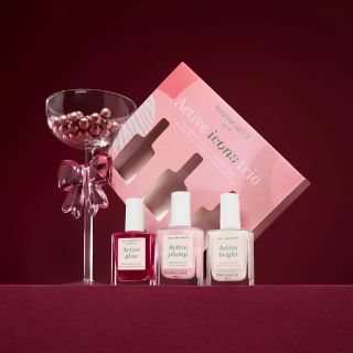 Vaše oblíbené laky Manucurist Active – teď v kouzelném dárkovém balení. 🎁 Unikátní laky s až 77 % přírodních složek...